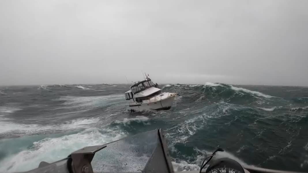 Video di soccorso: Nave di 35 piedi rovesciata da un'onda - lo skipper salvato