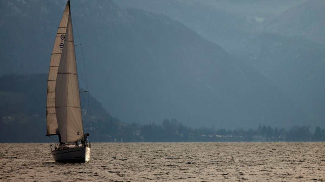 In distress at sea: Sailor clings to buoy for hours