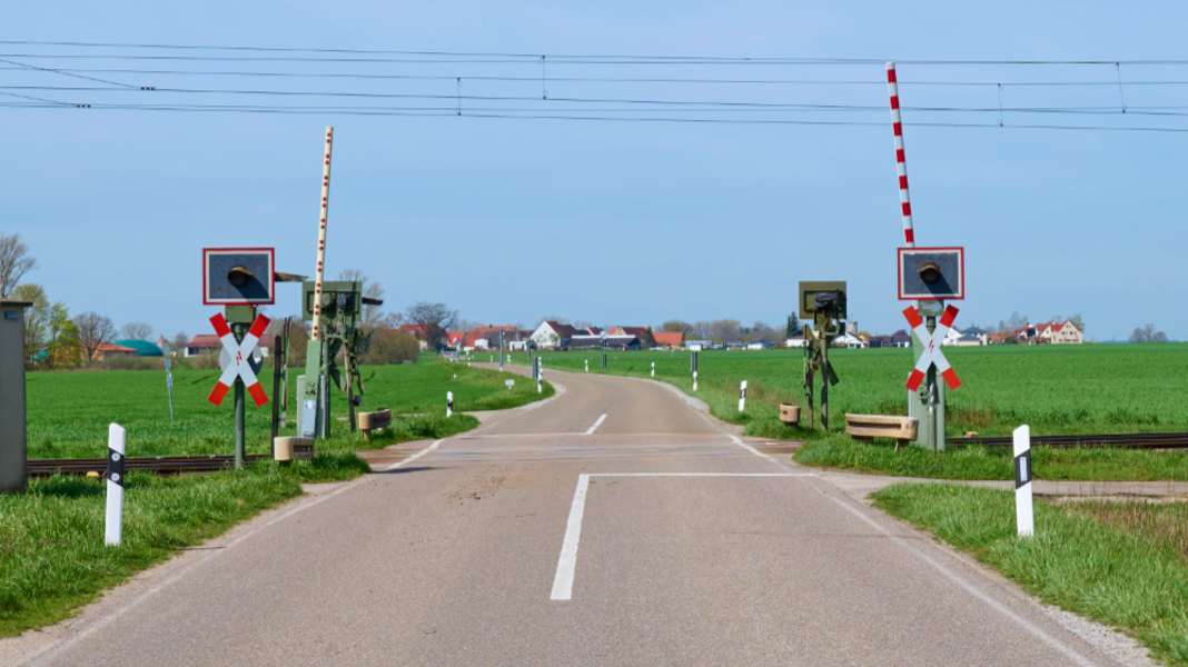 Électrocution au passage à niveau : un plaisancier grièvement blessé