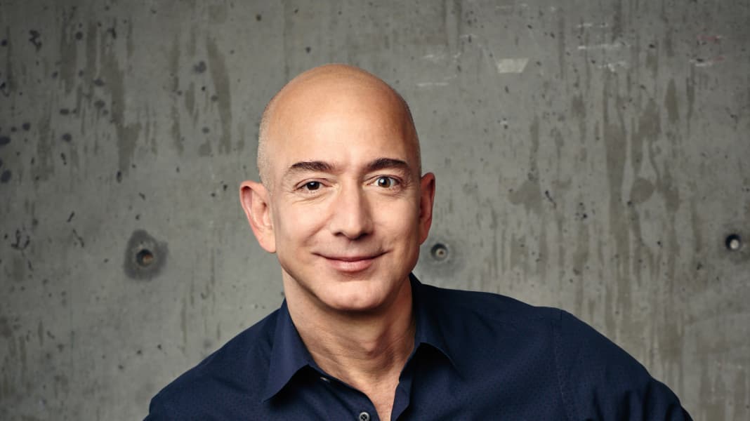 Jeff Bezos' Mega-Yacht: Die Masten stehen!