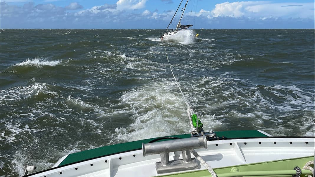 Gestrandet: Seenotretter befreien zwei Segelyachten aus gefährlicher Brandung