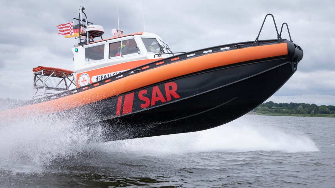 Major operation: single-handed sailor goes overboard