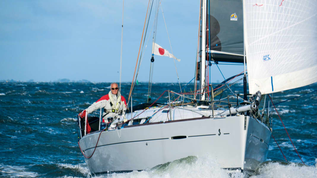 Flag management: number pennant "Unaone" for solo sailors - necessary or unnecessary custom?