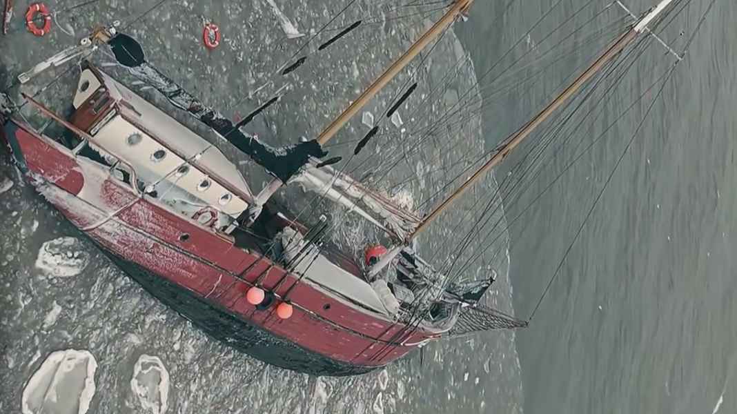 Naufrage : triste fin pour l'"Ethel de Brixham" sur une digue en pierre ?