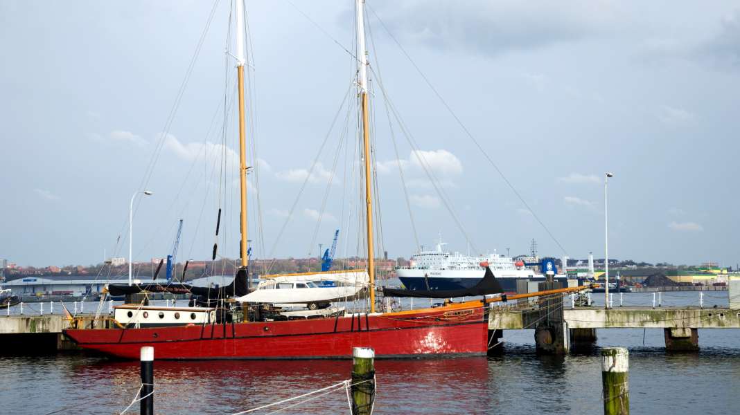 Distress at sea: Accidents in the Weser and Elbe - Traditional ship "Ethel von Brixham" collides with a dam