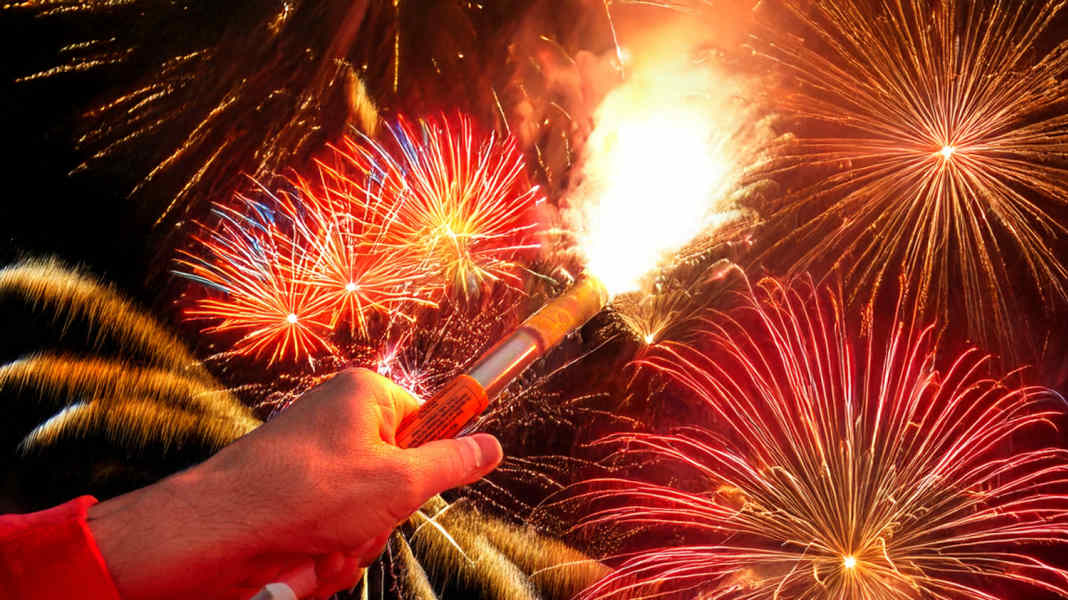 Seenotsignalmittel-Silvesterfeuerwerk-mit-abgelaufener-Pyrotechnik-
