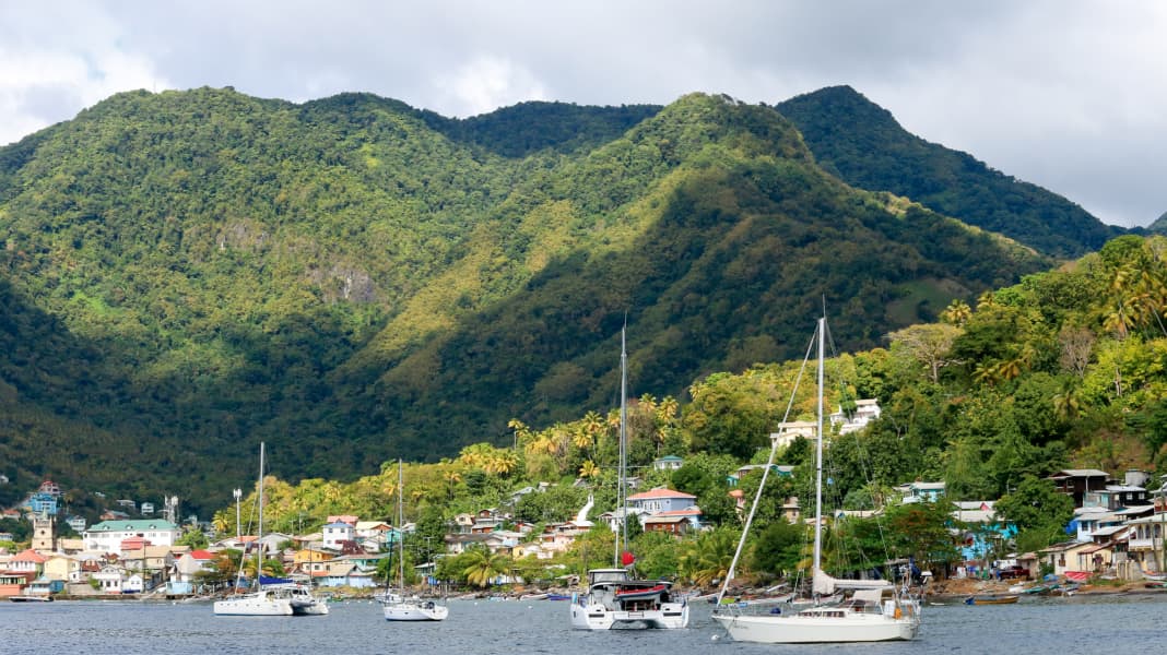 Caribbean: Sailor brutally attacked by pirates at anchor