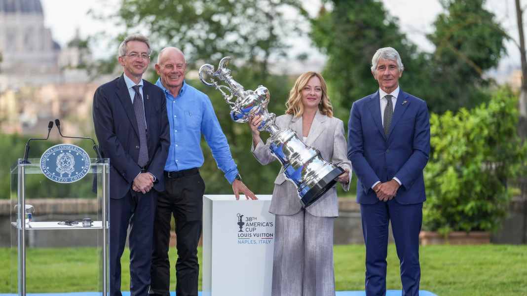 America's Cup : Giorgia Meloni présente la chope à Rome