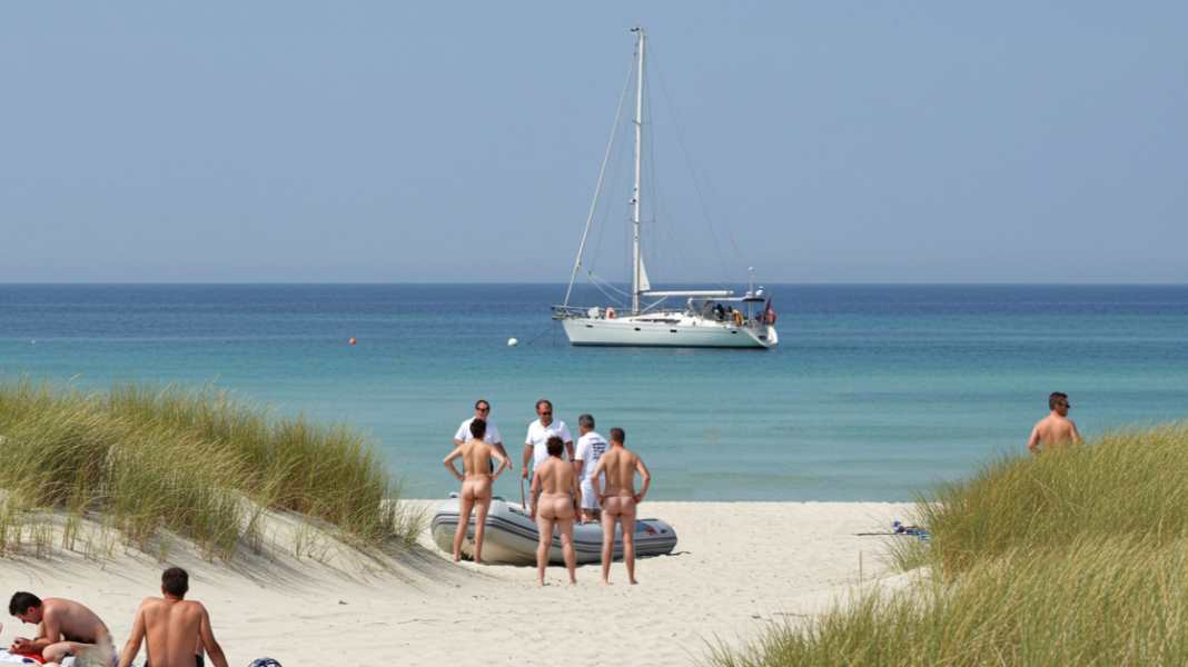 Nudism tightening: Anchors down, trousers too - sailors have to strip bare