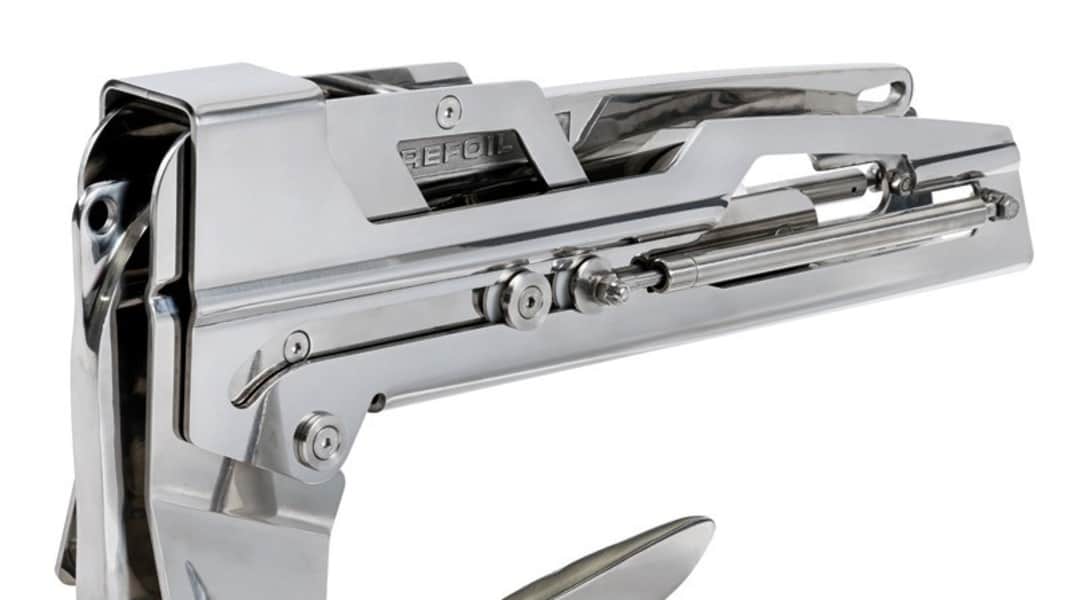 Fittings: Automatic anchor gallows prevent scratches in the hull