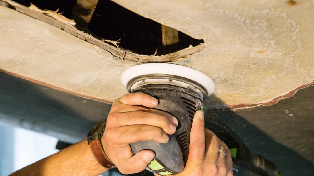 Riparazione della vetroresina: chiusura di piccoli e grandi fori nello scafo