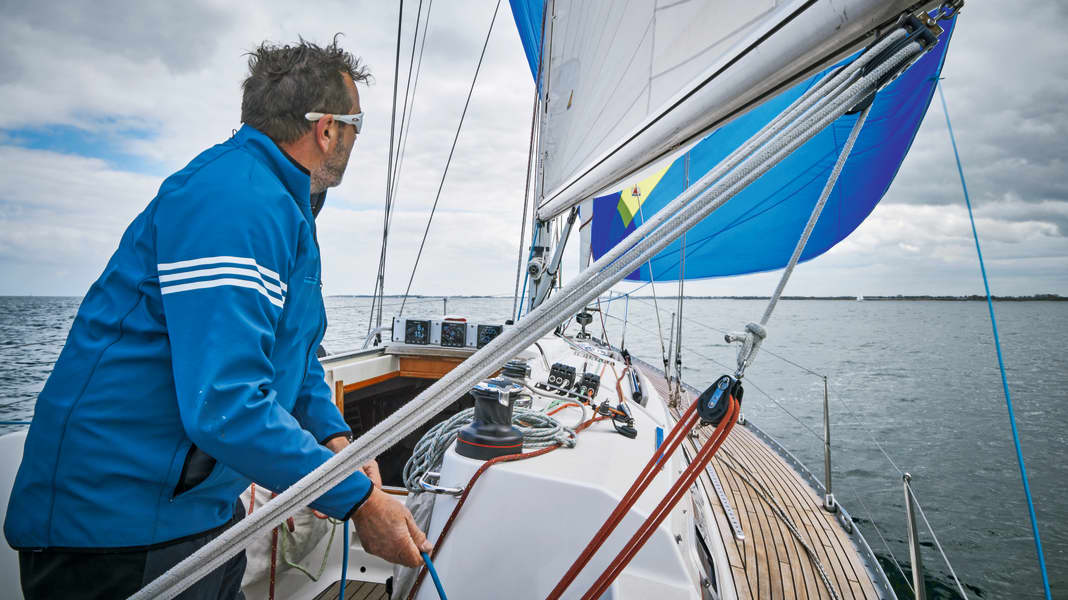 2-teiliges Webinar am 14.11. und 06.12.: Segelpraxis mit Tim Kröger: Richtig kreuzen und halsen – jetzt zum Webinar anmelden!