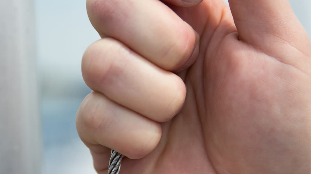 Accident at sea: spinnaker tears off a Swiss man's little finger on the high seas
