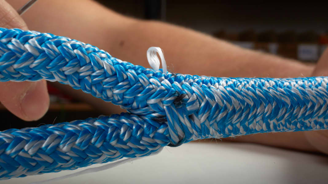 Connaissance des cordages : réaliser une épissure dans un cordage tressé