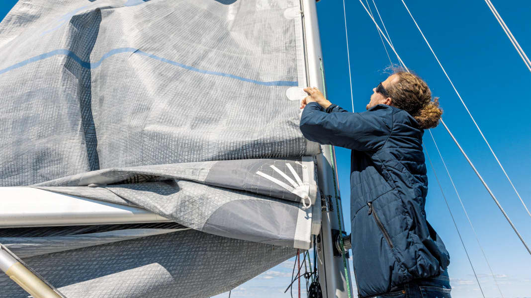 Seamanship: Tricks for setting and recovering the mainsail
