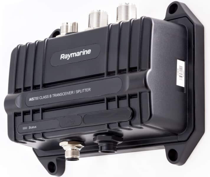   Tutto dentro, tutto acceso. L'antenna VHF viene semplicemente collegata, il ricevitore GPS è integrato e i dati vengono inviati al plotter tramite protocollo NMEA2000, SeaTalkng o NMEA0183.