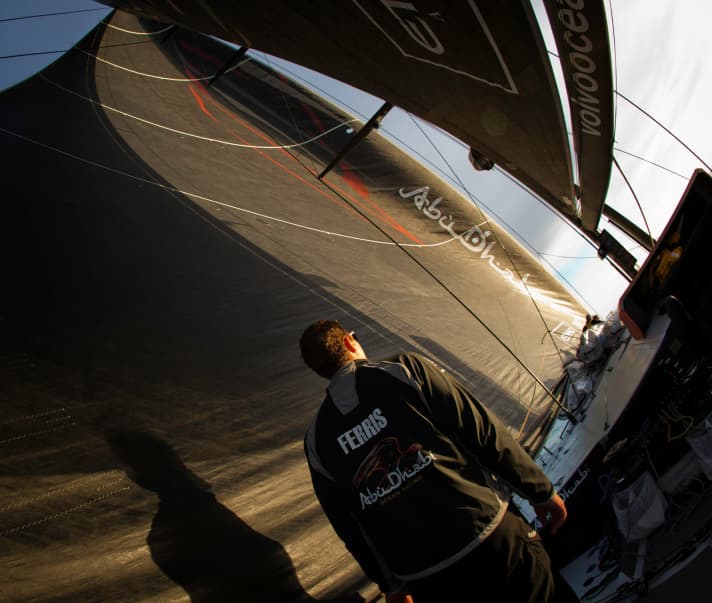   Avec le soleil dans le dos, face au vent : Abu Dhabi a surmonté le choc du démâtage lors de la première étape et roule en tête de course