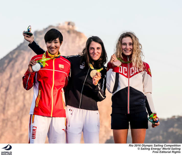   La Française Charline Picon a remporté l'or chez les surfeuses, devant la Chinoise Peina Chen et la Russe Stefaniya Elfutina, âgée de 19 ans seulement.