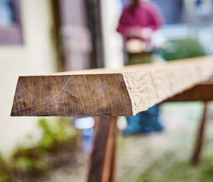 Teak hat die besten Eigenschaften für Scheuerleisten, ist aber ethisch bedenklich.