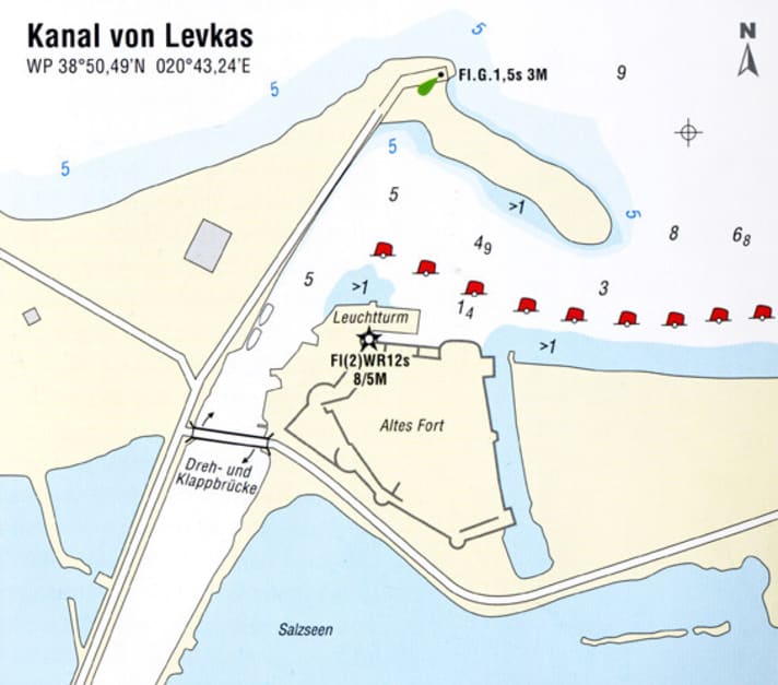   Northern entrance to the Levkas channel. In good sailing guides - but not all - it is noted that there is only 3-4 metres of water depth in the entrance and there is a warning about rapid silting. The drawing is from the sailing guide "Ionian Sea" by Andreas Fritsch/Delius-KLasing Verlag.
