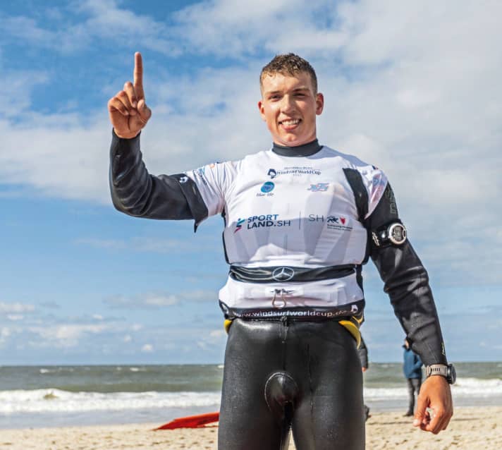 I wonder if the gesture means "You can count on me!"?