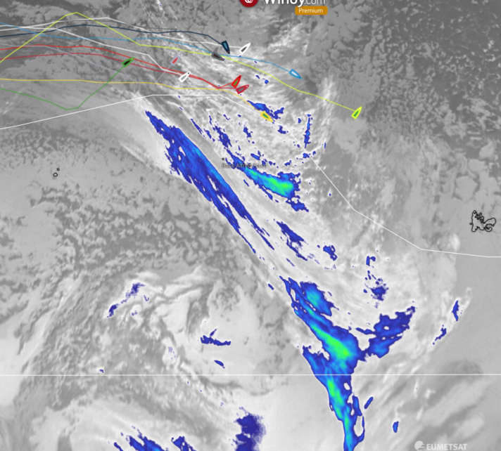   Abbildung 2: Das Infrarot-Satellitenbild von Sonntag 0815 UTC. Deutlich erkennt man die Kaltfront, die sich von Nordwest nach Südost erstreckt und in Richtung der Flotte zieht  