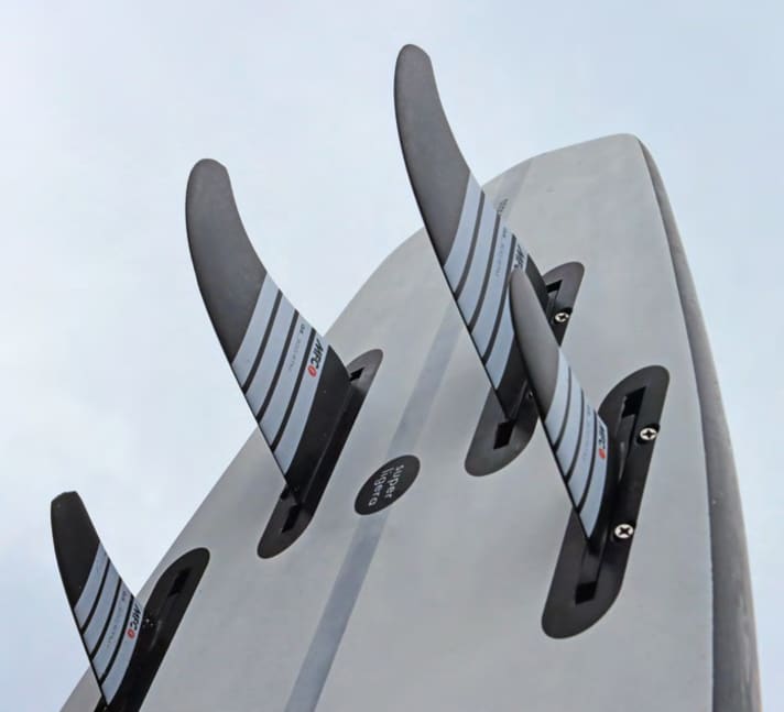All four fins are screwed into slot boxes.