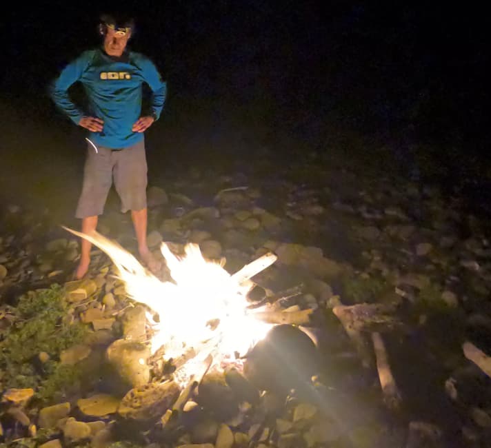 Lagerfeuer am Ghetto-Beach. Die Nacht verdeckt die Grusel-Kulisse.