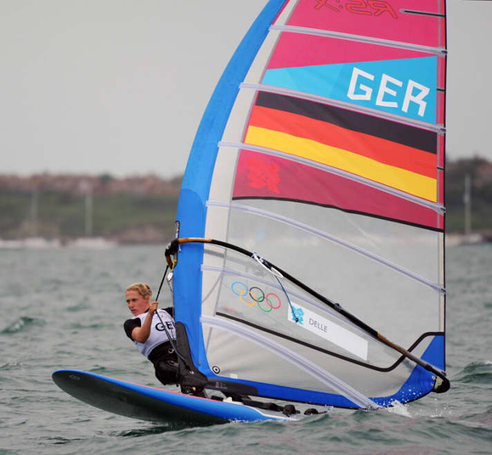   Die letzte deutsche Spitzenathletin auf dem RS:X-Brett war Moana Delle, die bei den Olympischen Spielen 2012 vor Weymouth auf Platz 5 surfte und danach ihre Karriere beendete