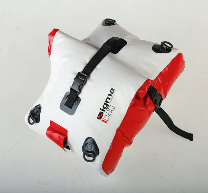 Siren i-Bag | www.i-sup.de | 79 Euro. Tasche mit luftdichtem Wickelverschluss, die im Notfall mit Ventil von Mund komplett gefüllt werden kann. Prinzip: Die Tasche hindert das Board am Sinken oder bietet die Möglichkeit sich festzuhalten. Kein Schutz bei Bewusstlosigeit oder extremer Schwäche.