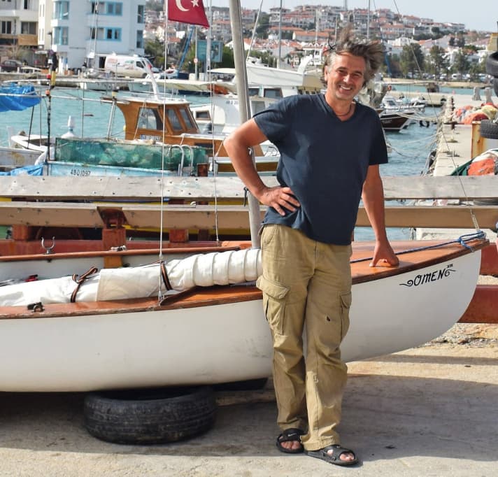   L'auteur, Egmont Friedl, 55 ans, est un yachtmaster et un constructeur de bateaux de formation originaire du sud de l'Allemagne. Il navigue depuis sa jeunesse et s'est fait un nom en tant qu'auteur d'ouvrages spécialisés et expert en cordages. Il donne régulièrement des conférences sur les grands salons nautiques et montre des trucs et astuces sur l'utilisation des lignes, des écoutes et des drisses. Plus d'infos sur <a href="https://www.emf-sail.com/" target="_blank" rel="noopener noreferrer nofollow">www.emf-sail.com</a>