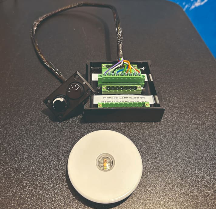 The rotary switches regulate light colour and brightness. Up to 20 lamps can be connected to the distributor. The system can be expanded with additional distribution boxes