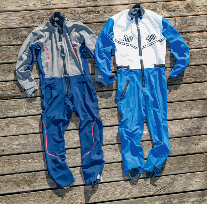 STARBOARD (on the left in the photo) initially developed together with SUPSKIN, but now offers its own suits (here still 2016 design).  With latex on the arms and legs, for 2017 also with a waterproof pocket, which seems extremely useful for keys and mobile phones. www.star-board-sup.com; 699 euros | SUPSKIN (right) is synonymous with this type of suit. The original and model for all suits, also available as a made-to-measure product in custom colours. This model with latex on arms and legs. Waterproof bag, accessible from the outside. www.supskin.com; from 699 euros