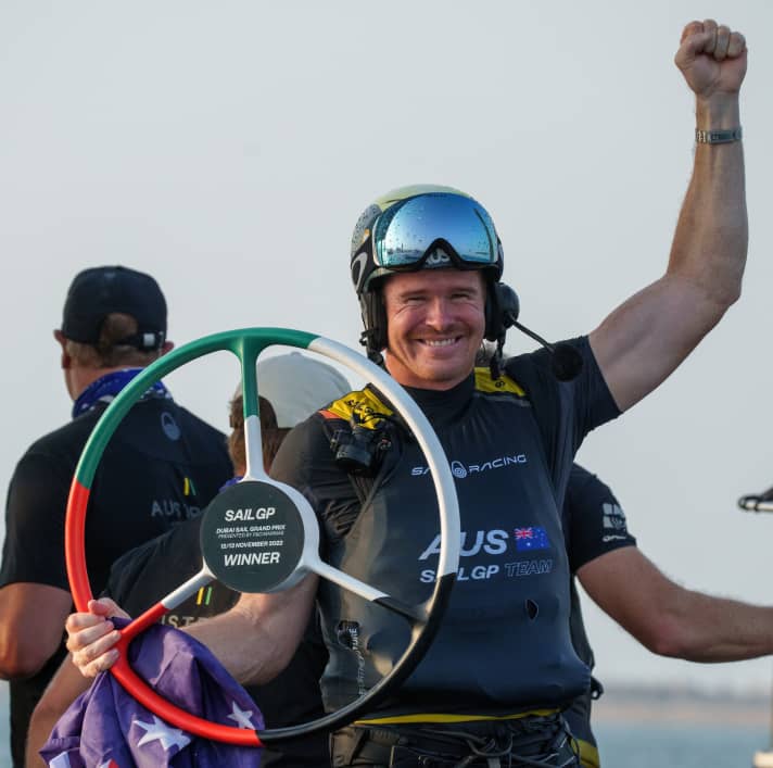 In the end, the two-time SailGP season winner, leader of the standings and CEO of the Australian team triumphed once again: Tom Slingsby holds the winning helm in his hands in Dubai and celebrated the success with his team