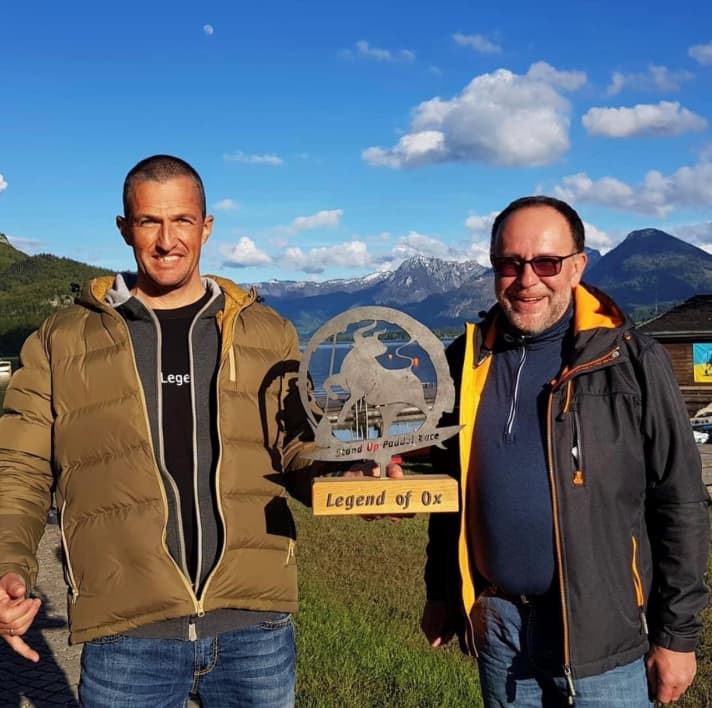 "Legend of Ox"-Sieger Peter Weidert (links) mit dem Bürgermeister