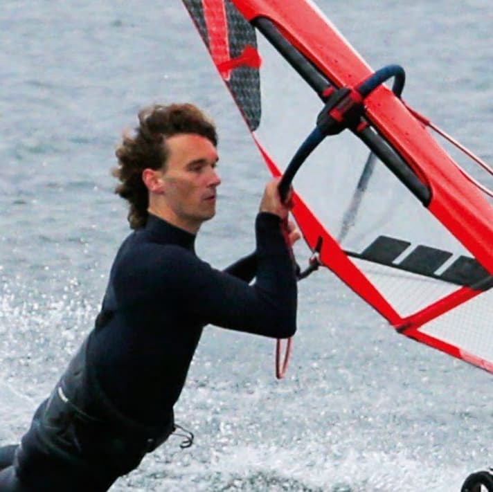 Focus on your arms: pull the boom towards your chest with your arms bent: the most important crucial point to avoid sinking.