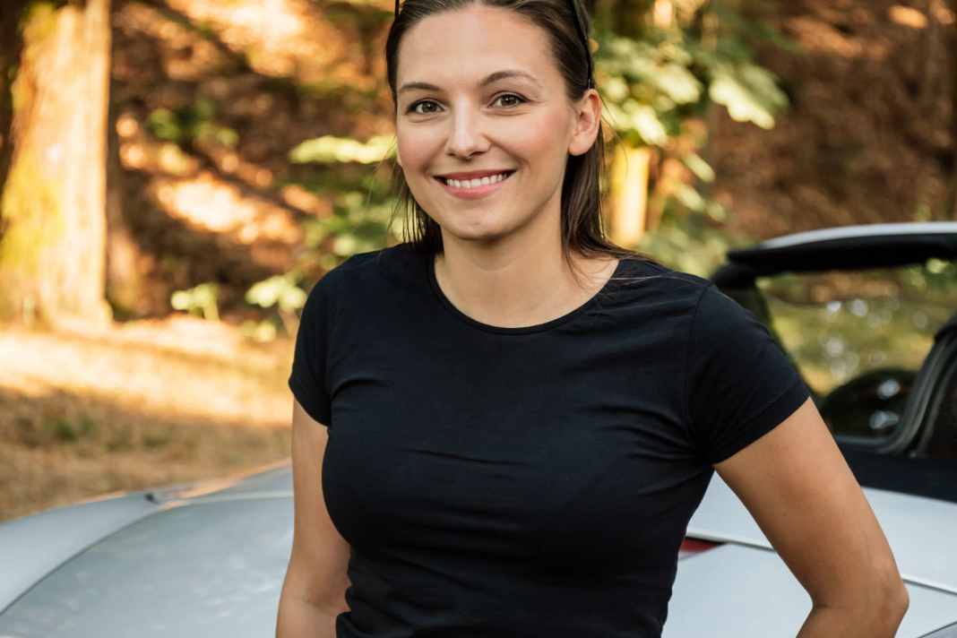 DIE BESITZERIN REGINA SCHMIDT:Mit 27 Jahren ist Regina nicht viel älter als ihr Boxster  aus dem Baujahr 1997. Früher pendelte  die angehende Architektin mit einem Mini Cooper zwischen Lüneburg und der Uni Braunschweig, dann stand der 986 zur Probefahrt bereit und der Mini ging. Studenten im Porsche? Der neidfreie Boxster macht es für kleines Geld möglich.