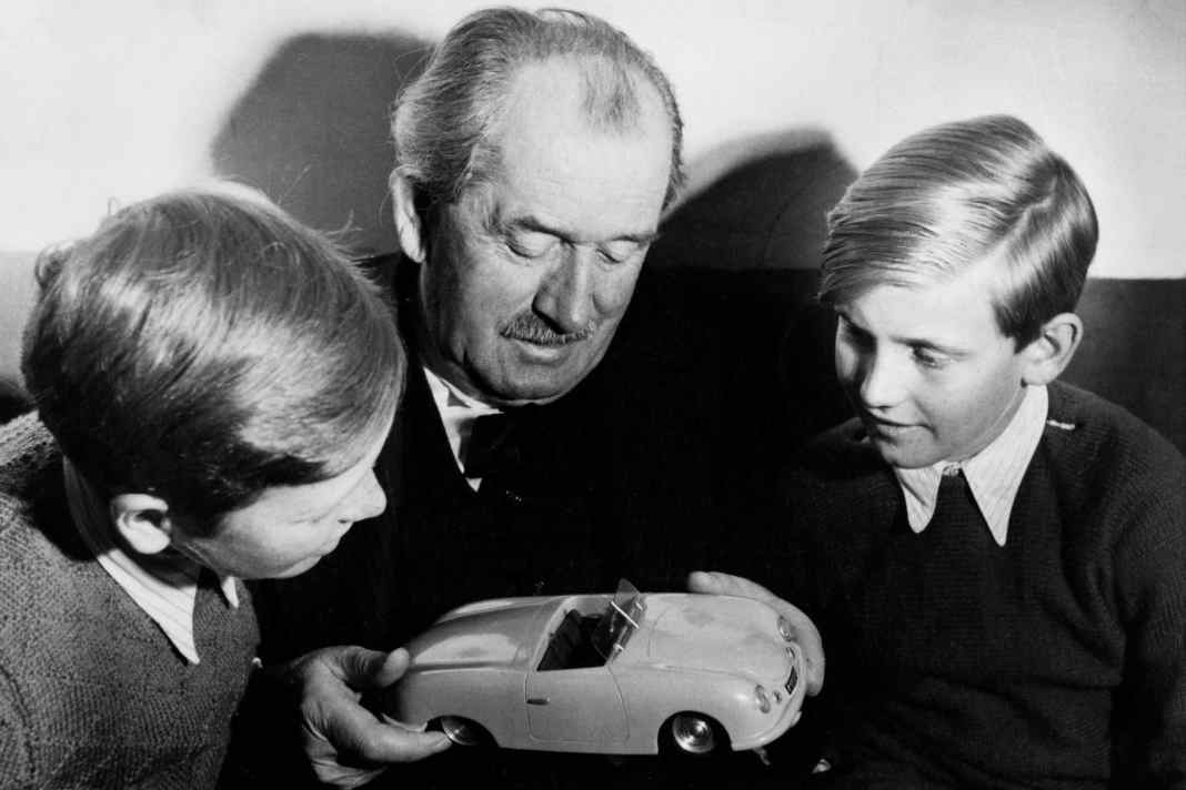 Ferdinand Porsche mit Ferdinand Alexander Porsche und Ferdinand Piëch (rechts), ca. 1949.