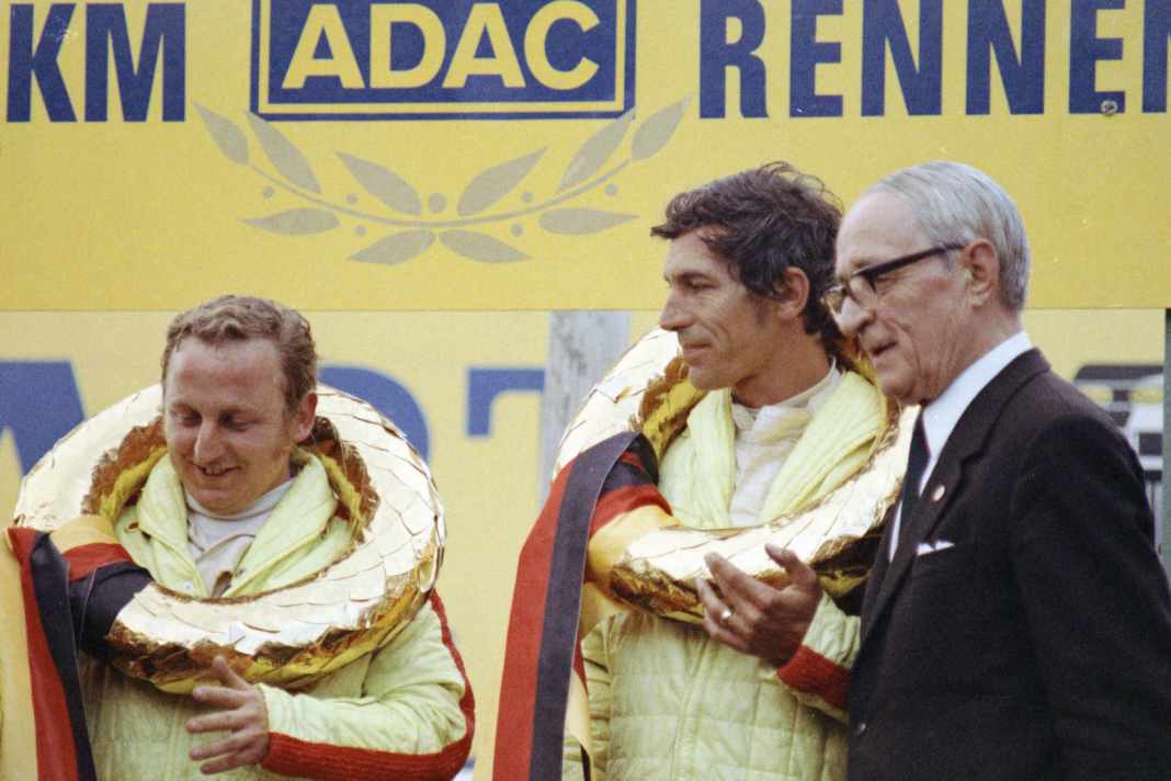 31.5.1970, 1.000 km Rennen Nürburgring, Siegerehrung: 1. Platz: Vic Elford (2.v.r.) und Kurt Ahrens (2.v.l.) auf Porsche 908/03.
