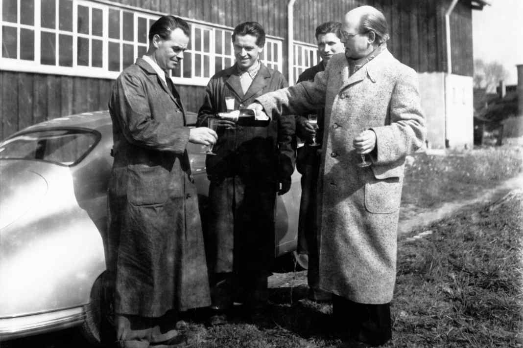 Die Übergabe eines der ersten 356 an den Kunden Dr. Ottomar Domnick wird mit Sekt gefeiert.