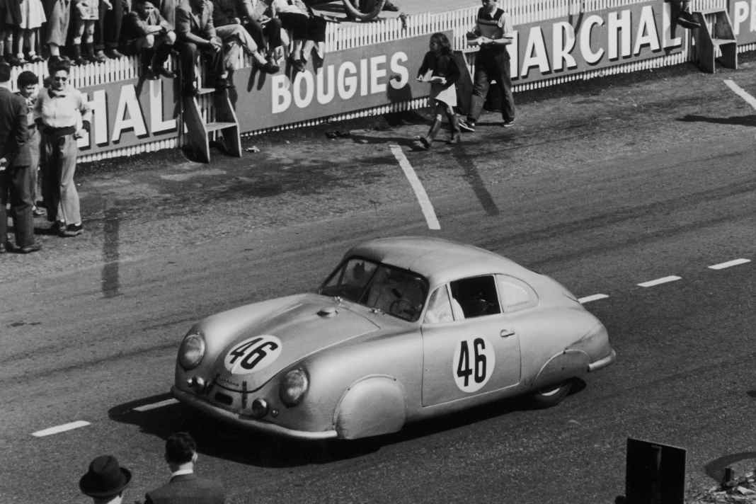 Le Mans 1951: Auguste Veuillet und Edmond Mouche erreichen mit dem Porsche 356 SL 1100 bei dem ersten Einsatz eines Porsche in Le Mans den Sieg in der Klasse bis 1100 ccm.