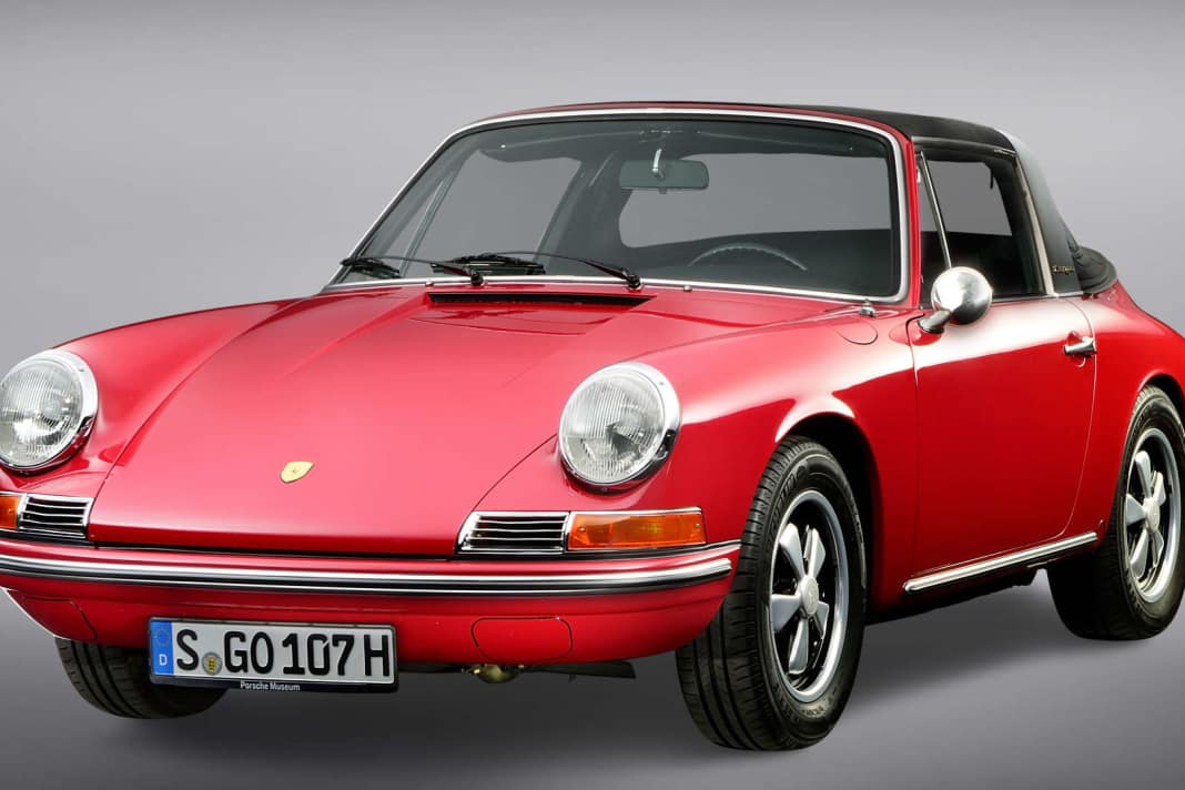 1965 präsentiert Porsche die erste Generation des 911 Targa. Ein Jahr später kommt sie auf den Markt. Das Fahrzeug ist weder Cabriolet noch Coupé, sondern etwas völlig Neues: das erste Sicherheitscabriolet der Welt mit feststehendem Überrollbügel. Benannt wurde es nach der „Targa Florio“, einem Straßenrennen auf Sizilien.