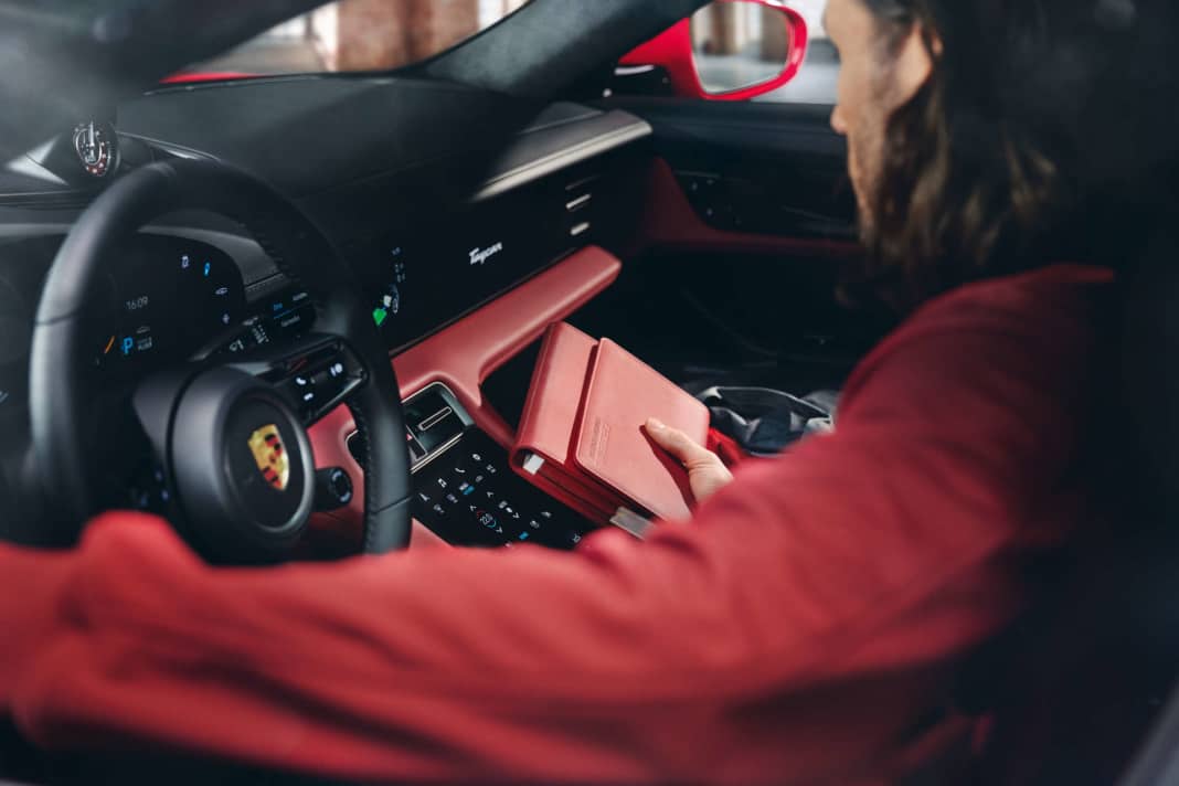 Porsche Exclusive Manufaktur: Taycan Bordmappe aus Leder
