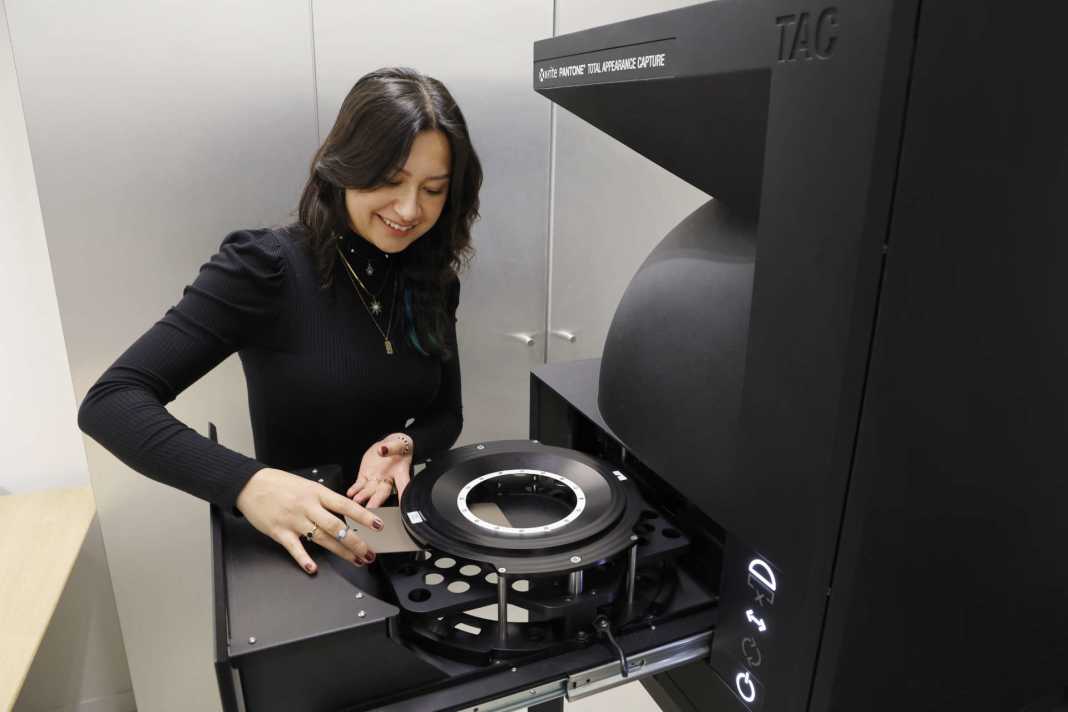 Mit Hilfe eines speziellen Messgerätes werden die optischen Eigenschaften aller Materialien erfasst und zentral in einer Materialdatenbank abgelegt.