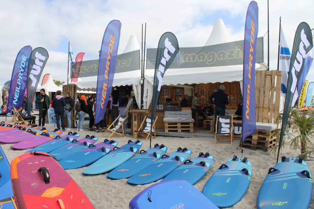 The test centre and the surf stand are located right next to each other on the south beach