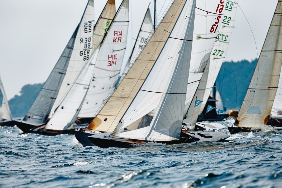 Il existe trois méthodes principales pour la fabrication des toiles à voile, qui ont un impact sur leurs propriétés