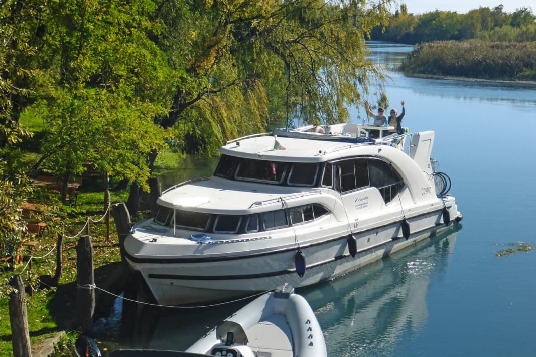 The only houseboat in a wide area: our Minuetto at the public jetty in Caposile