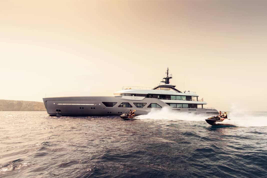 Strong dynamics: the equipment carrier and trapezoidal windows create a striking look. The Dutch company also builds the Amels 60 with a continuous hull cut-out