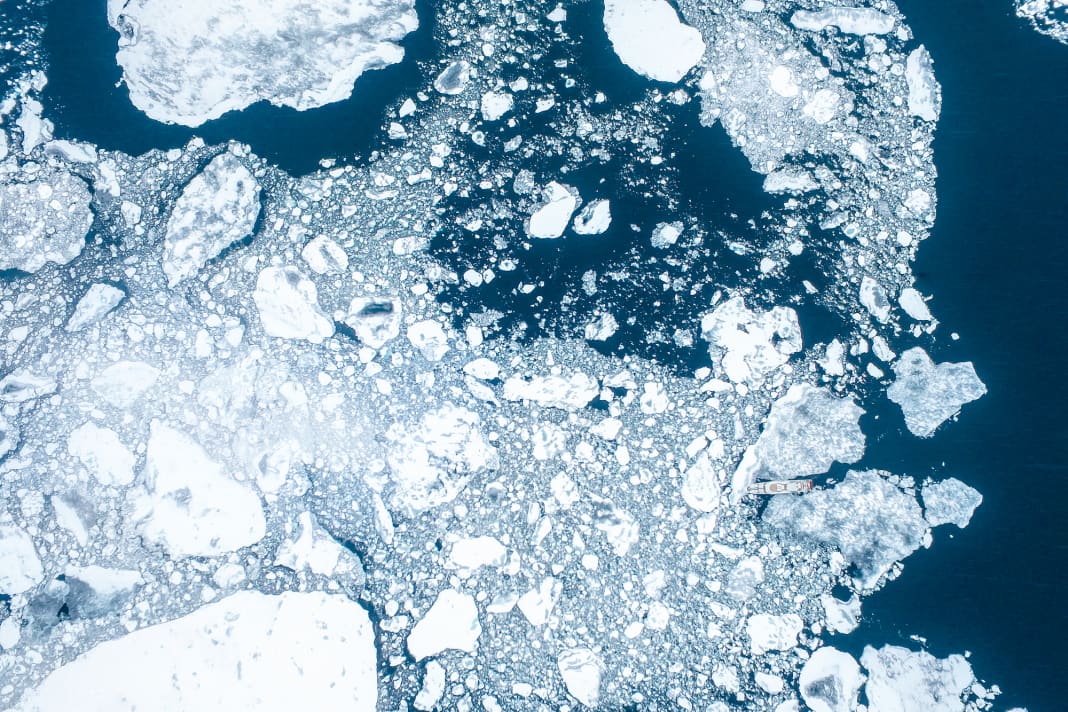 Hiding place for 55 metres: In the Hinlopenstretet between the islands of Spitsbergen and Noraustlandet, the pack ice becomes so thick that it is no longer possible to move on without the help of an icebreaker