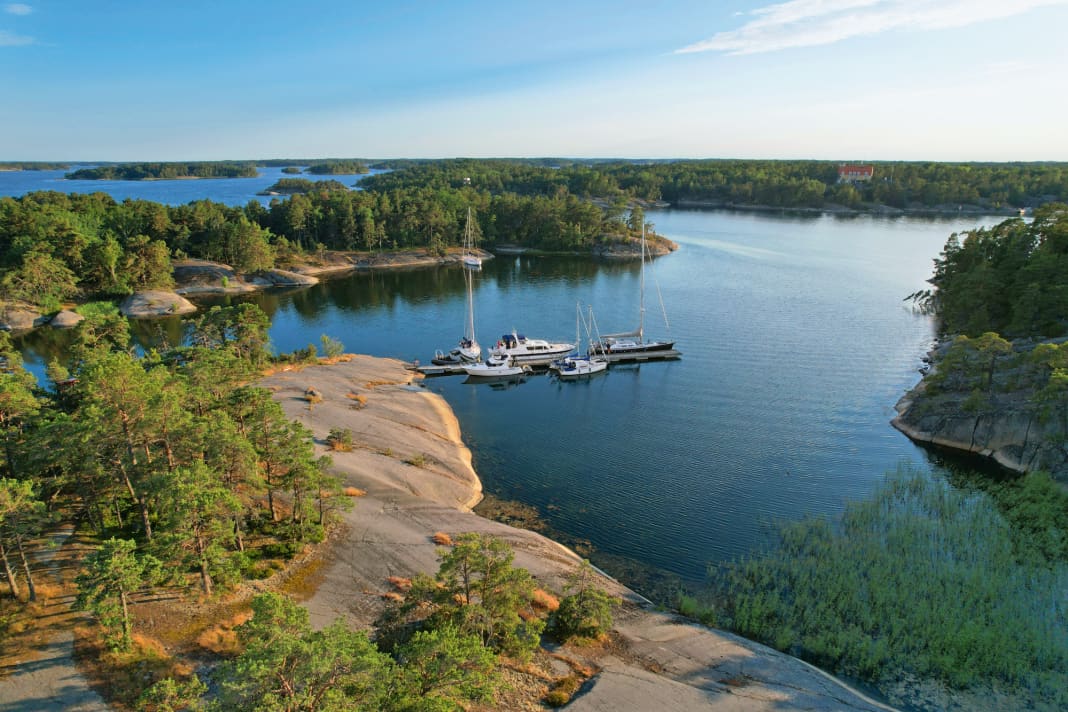 The "Rolling Swiss 2" on the jetty at Söder Långholm. In the background, the island of Stora Jolpan with the natural harbour of Finnhamn, also known as Paradisen